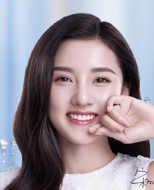 为什么总p掉杨幂的卧蚕,僵硬显老真看不出来?粉丝:西方审美!