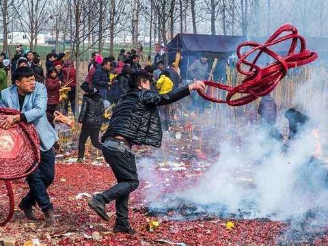“熊孩子”过年放鞭炮,样式五花八门,殊不知隐藏的危险这么多!|爆炸_新浪新闻