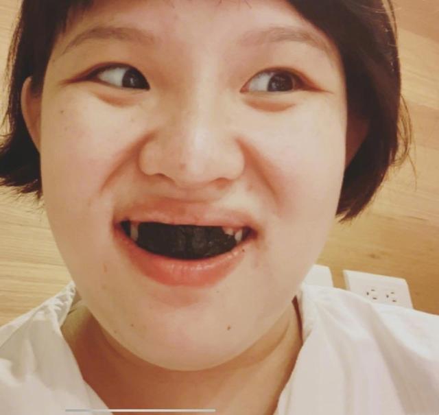 谢依霖吃海苔玩缺牙自黑,被老公吐槽"想离婚吧",感