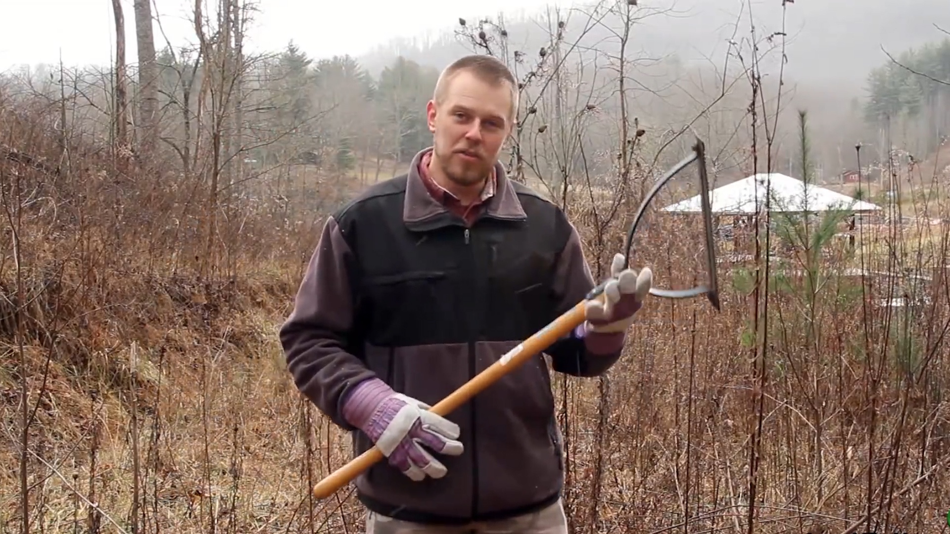 牛人小哥自制"钢片"除草器,一天除草3亩地.10元造一把