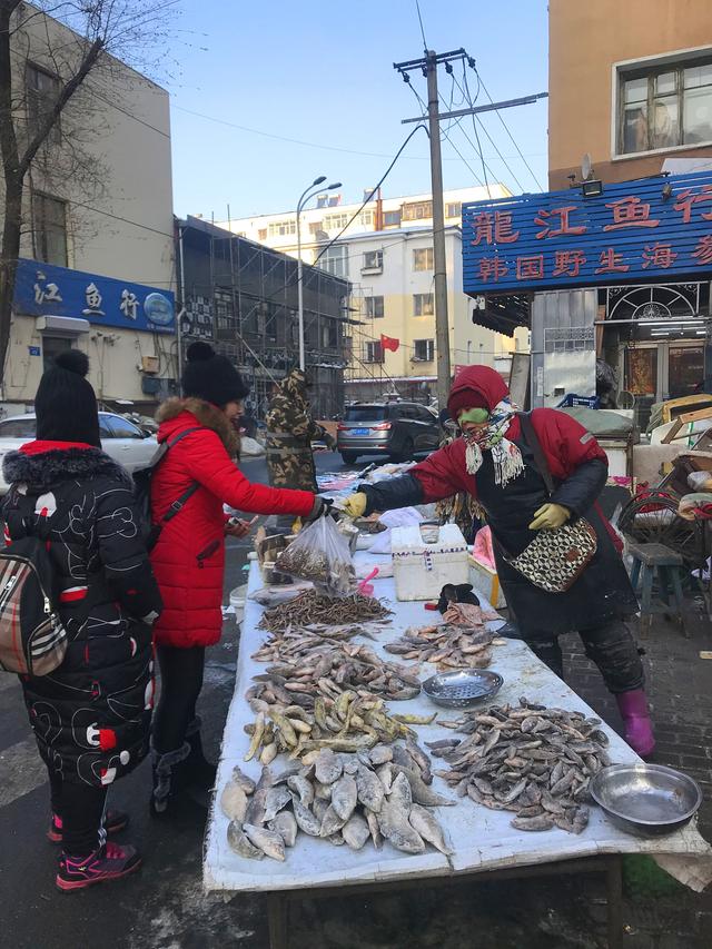 佳木斯零下20度的早市,凍梨凍柿子粘豆包,最有東北味