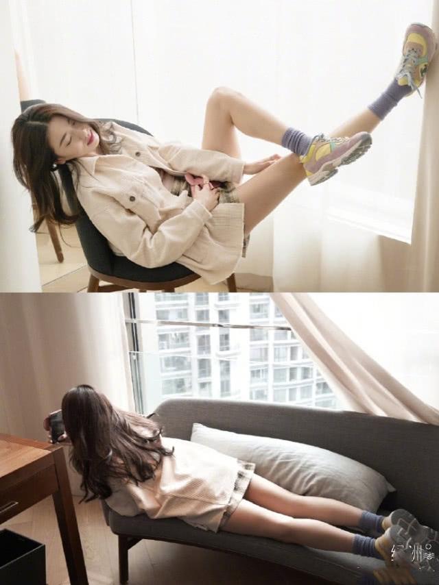 郑恺前女友穿超短裙花式炫腿,慵懒玩手机无名指戒指抢镜