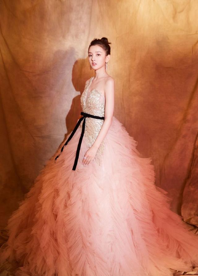 宋祖儿粉色羽毛纱裙梦幻灵动,大秀香肩天鹅颈