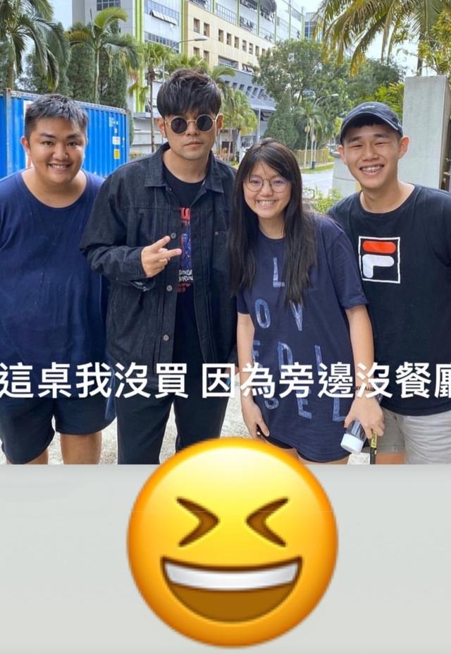 周杰伦晒与粉丝亲切合影,力证兑现承诺,歌迷偶遇自己可享受免单