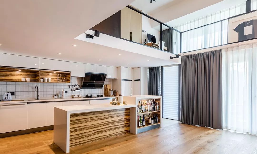 150㎡复式大挑空,单身摄影师的家比别墅还阔气!