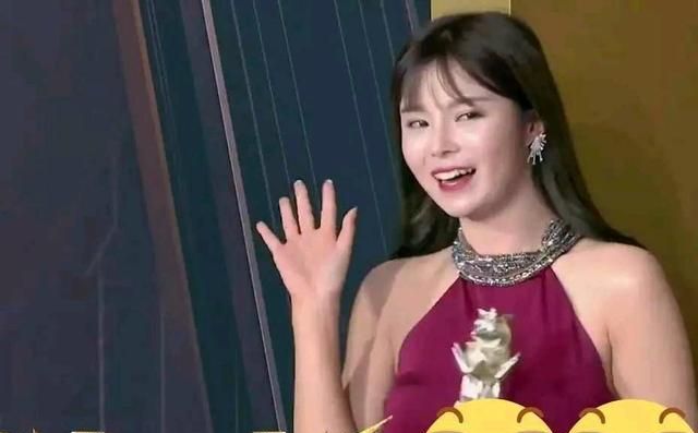 斗鱼年度:苏恩身穿白色抹胸礼裙走红毯|斗鱼|苏恩|年度盛典_新浪新闻