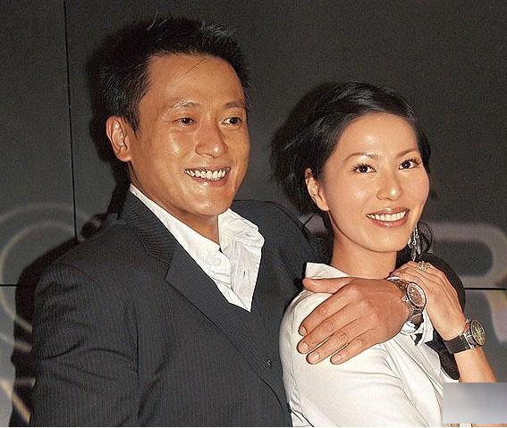 抛弃9年女友,闪婚19岁嫩妹,如今身材发福后,娇妻终于绿了他