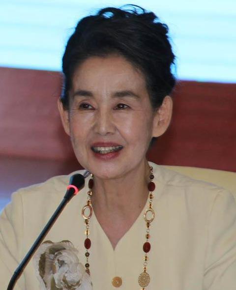 70岁真由美老得认不出37岁结婚前夕却收到高仓健100支玫瑰花