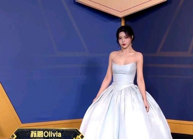 斗鱼年度:苏恩身穿白色抹胸礼裙走红毯|斗鱼|苏恩|年度盛典_新浪新闻