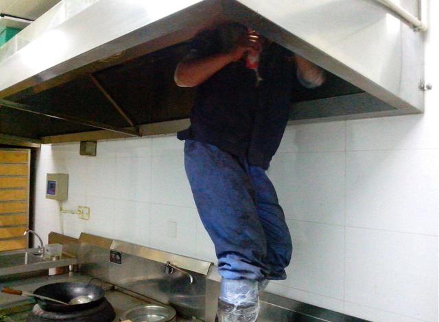 抽油烟机如何巧妙清洁?拆卸太麻烦,学会这招轻松搞定