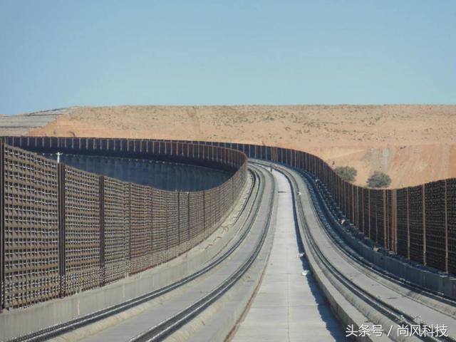 正文  道路沙障或阻沙墙采用防风和防沙相结合,抑风和导流相结合的