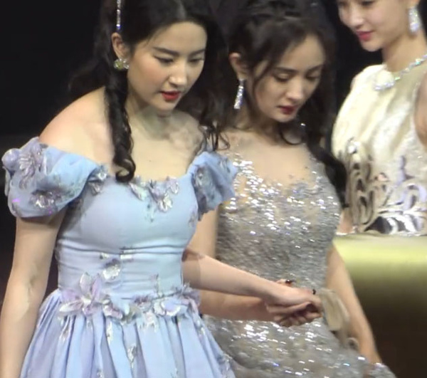 杨幂刘亦菲多年后再同框天仙被秒杀网友十年河东十年河西