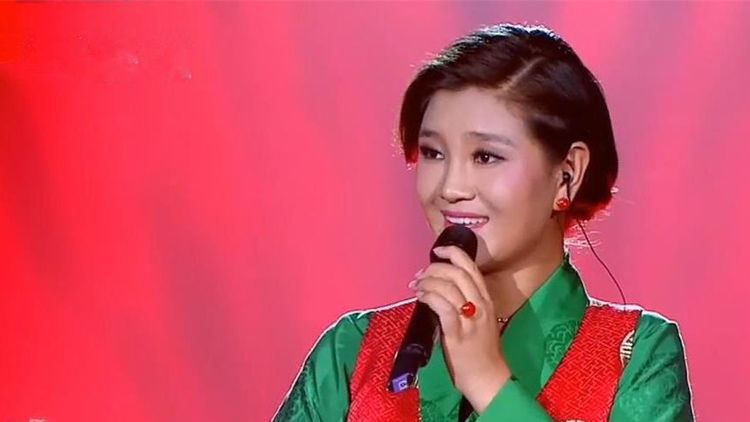 34岁降央卓玛近照,奉子成婚老公高大潇洒,回报农村爹娘豪车豪宅