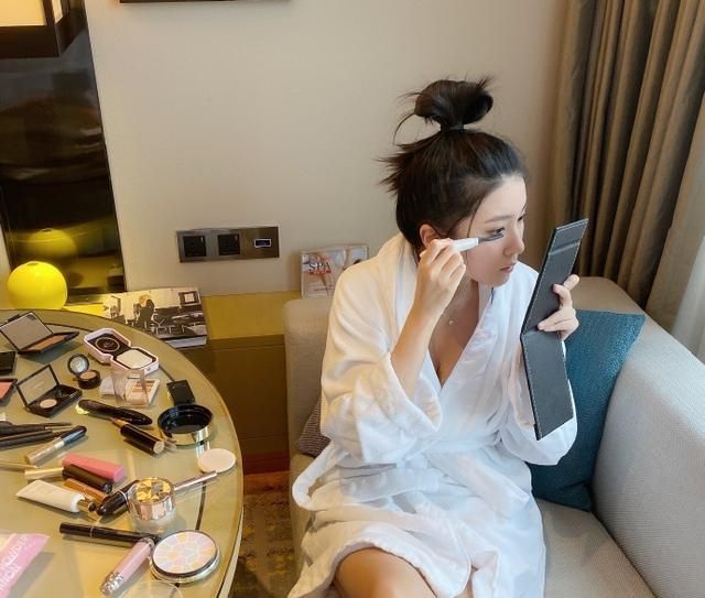 29岁钟鹿纯睡衣照片曝光,身材丰满很迷人,曾与cba球星相恋