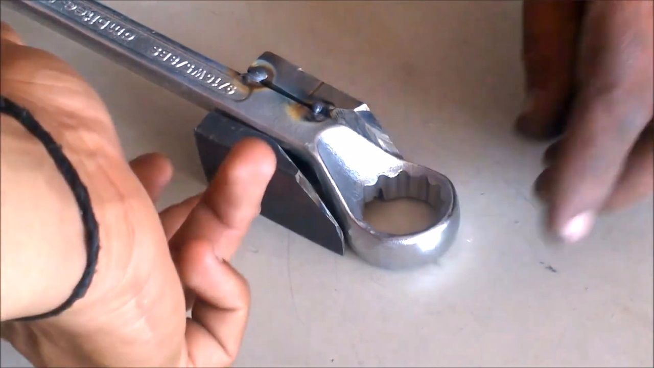 外国小哥花费20元,将梅花扳手改造成万能扳手,怎么做到的?