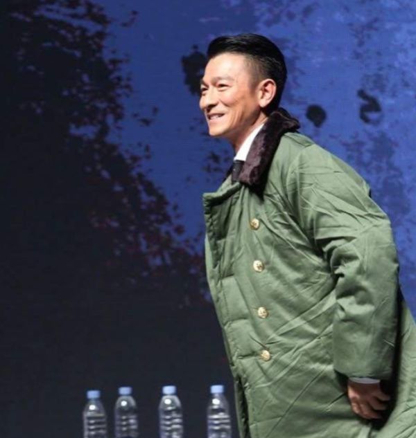 刘德华穿军大衣穿出lv风范,日本演员扎堆出演《唐人街探案3》