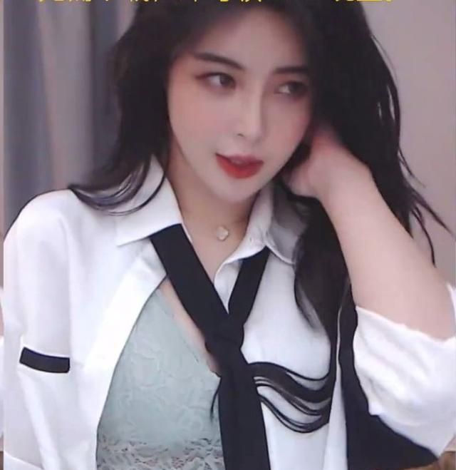 斗鱼年度:苏恩身穿白色抹胸礼裙走红毯|斗鱼|苏恩|年度盛典_新浪新闻