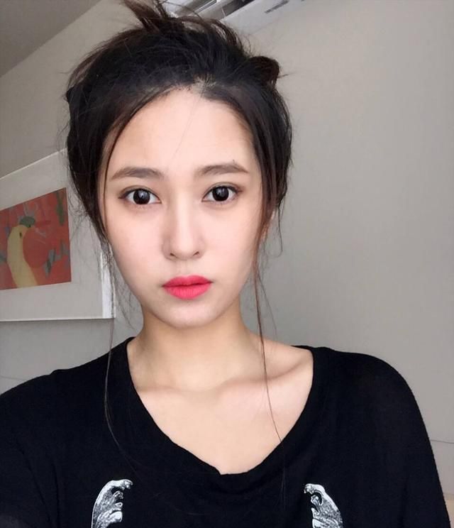 29岁钟鹿纯睡衣照片曝光,身材丰满很迷人,曾与cba球星相恋