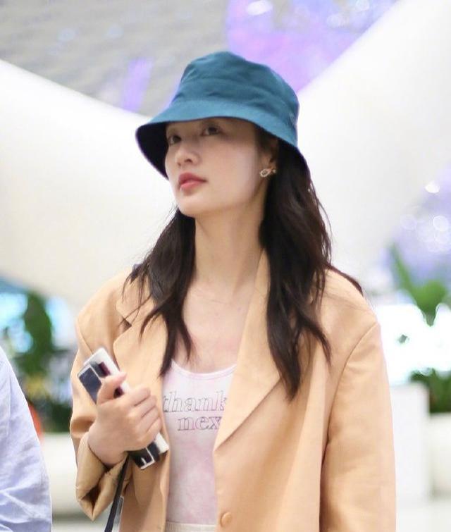 明星们最热捧的帽子就是渔夫帽!看柳岩,吴昕,李沁如何穿搭它