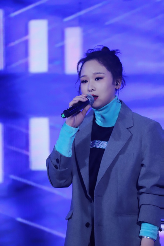 歌手张雨婷惊艳亮相流行金曲排行榜盛典实力满满飒气十足