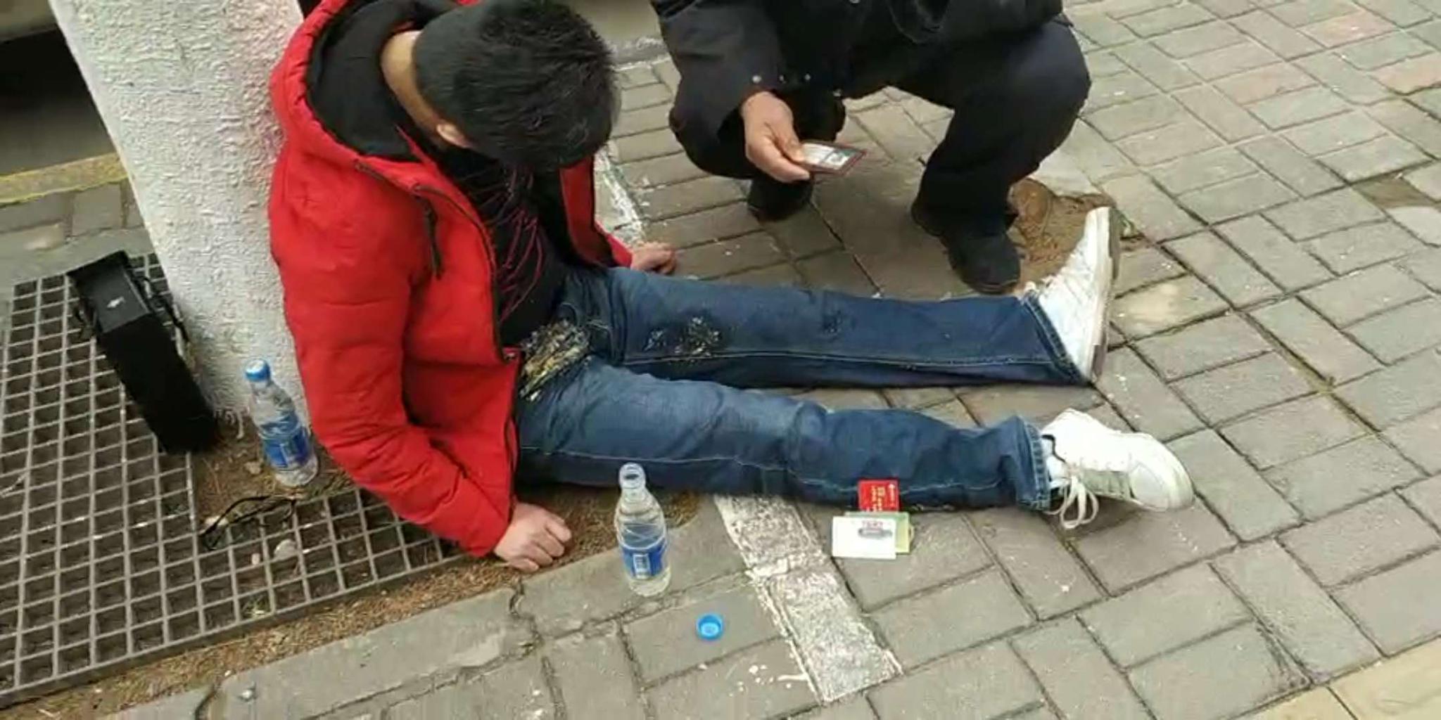 郑州街头醉酒男子倒地呕吐,他们全程陪伴并护送其到家