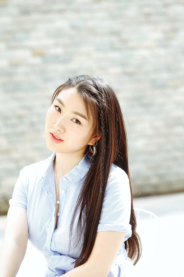 歌手肖洋早年写真曝光 灿烂微笑青春如你