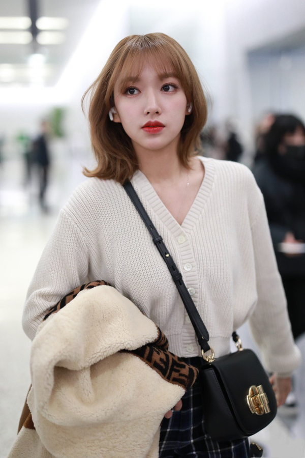 这发型真的可!程潇穿毛衣温柔甜美, 栗色短卷发 漫画脸美成芭比