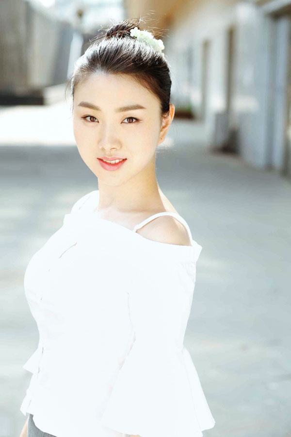 歌手肖洋早年写真曝光 灿烂微笑青春如你