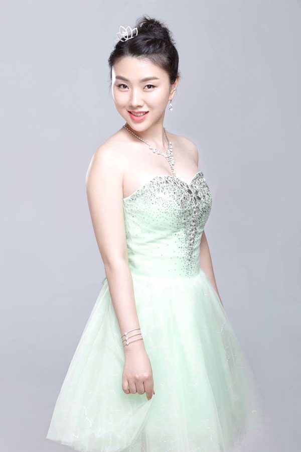 歌手肖洋早年写真曝光 灿烂微笑青春如你