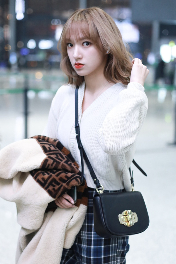 程潇穿毛衣温柔甜美, 栗色短卷发 漫画脸美成芭比