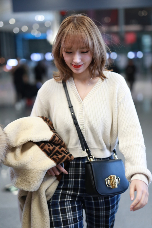 这完全满足漫画脸的特征,但是程潇的短发造型真的比长发要更加的有