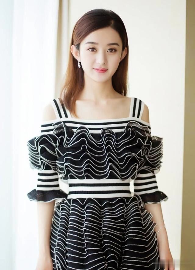 赵丽颖第一次穿深红色连衣裙美艳动人,镜头下最多18岁