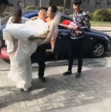 新娘子被抱起摔倒