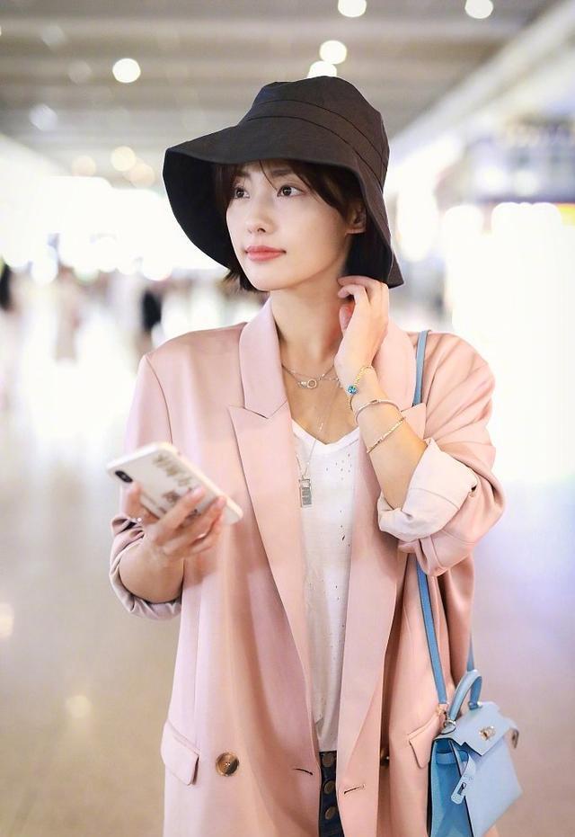 明星们最热捧的帽子就是渔夫帽!看柳岩,吴昕,李沁如何穿搭它