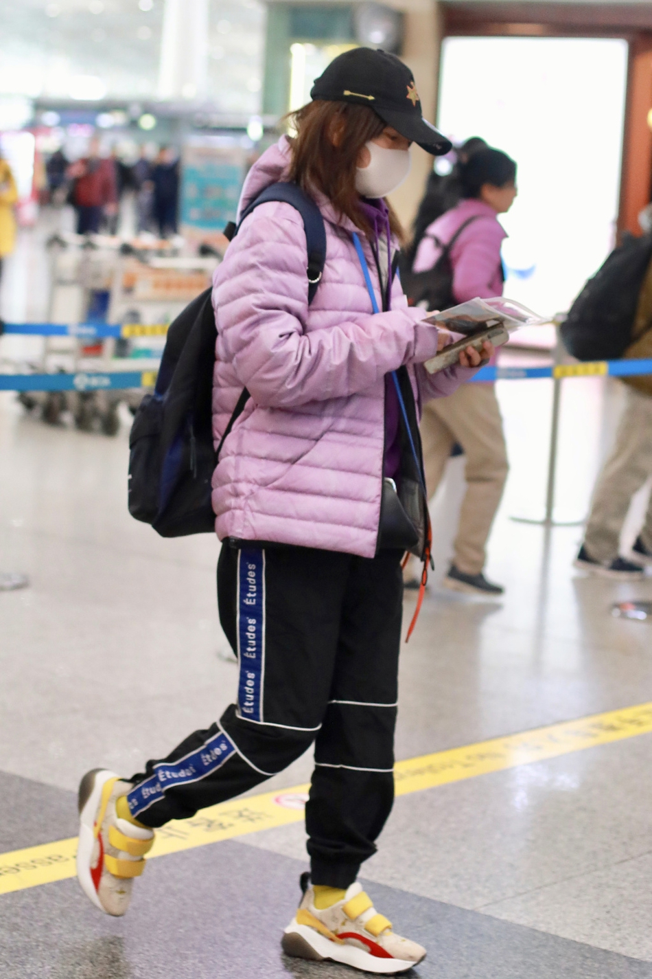 赵薇包裹严实现身机场,紫色棉服搭小黄鞋,清新少女范儿十足!