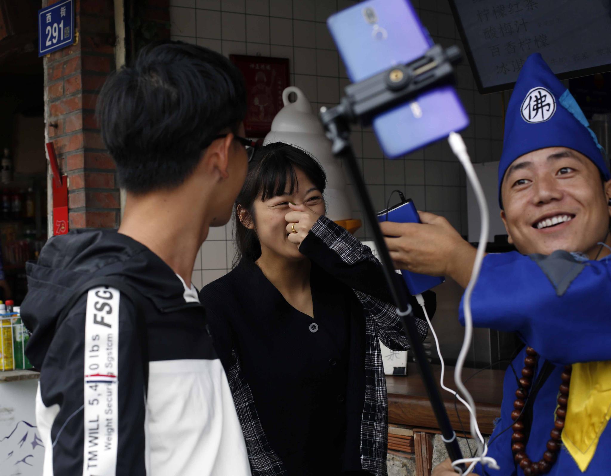 我从深山来扮济公活佛直播,每月寄1000元给父母,再难也要做到