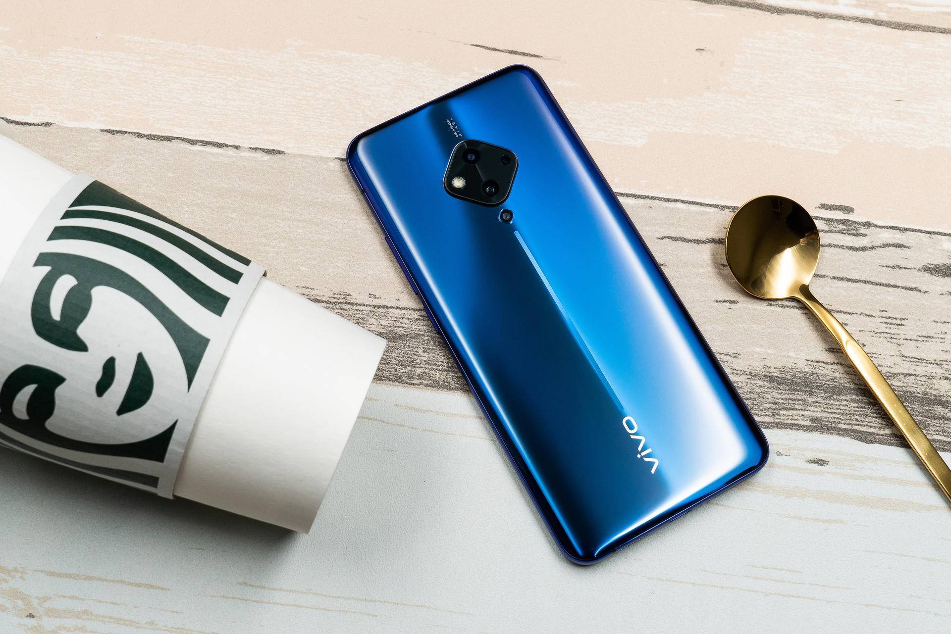 旗舰级别的拍照体验菱形设计vivos5成春节换机首选