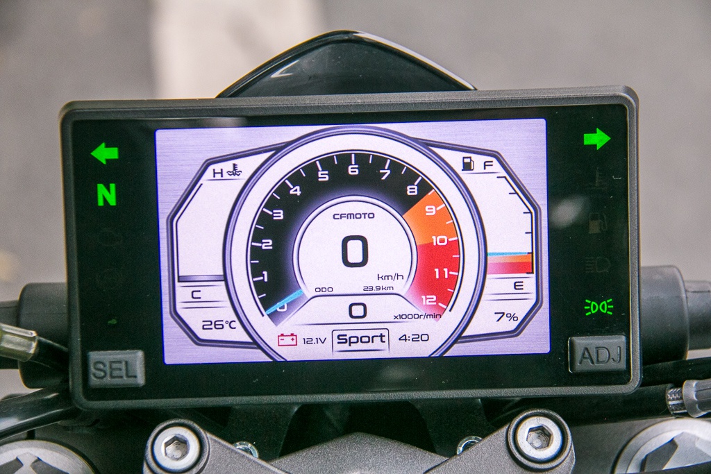 tft全彩tft cf 250nk仪表具有2种模式显示,和两种驾驶模式有关,每种