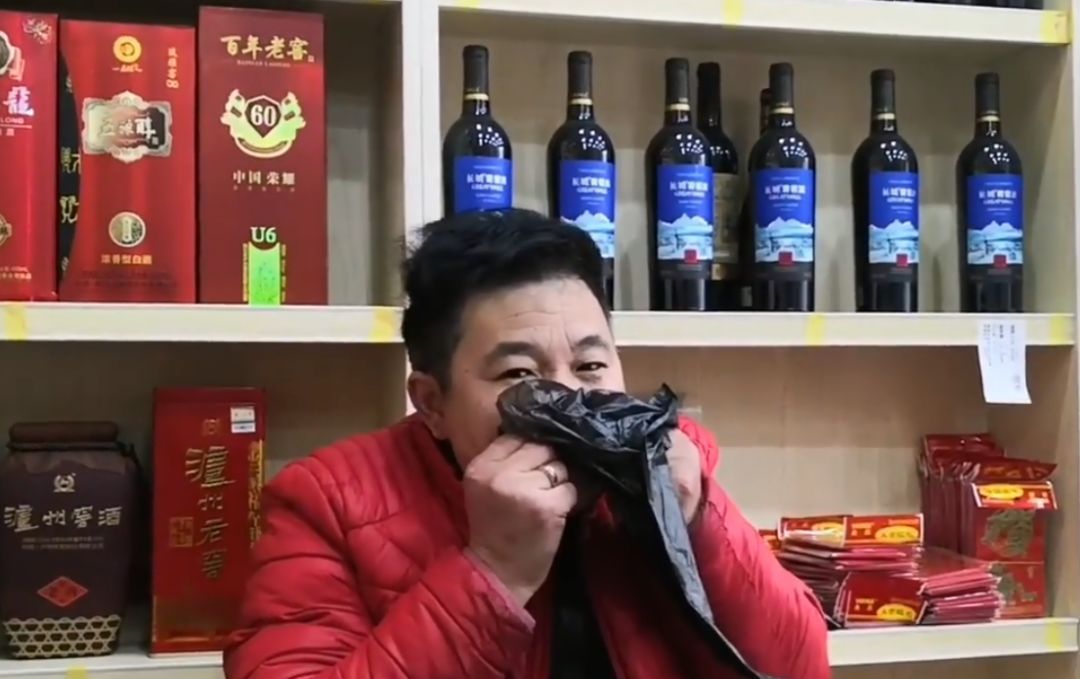 烟酒店老板身怀绝活,只需一片垃圾袋,模仿鸟叫声被当成同类