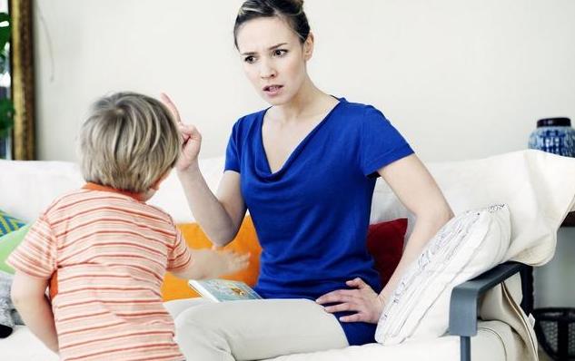 因不让玩手机，小男孩连续飞踹妈妈5脚，奶奶想要阻拦反被踢开休闲区蓝鸢梦想 - Www.slyday.coM