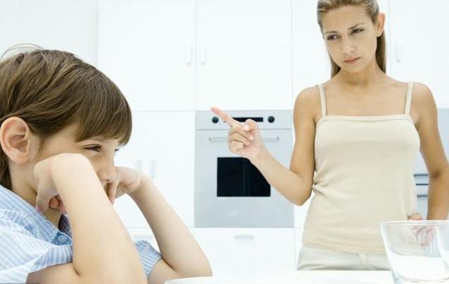 因不让玩手机，小男孩连续飞踹妈妈5脚，奶奶想要阻拦反被踢开休闲区蓝鸢梦想 - Www.slyday.coM