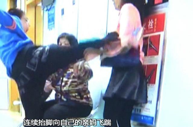 因不让玩手机，小男孩连续飞踹妈妈5脚，奶奶想要阻拦反被踢开休闲区蓝鸢梦想 - Www.slyday.coM
