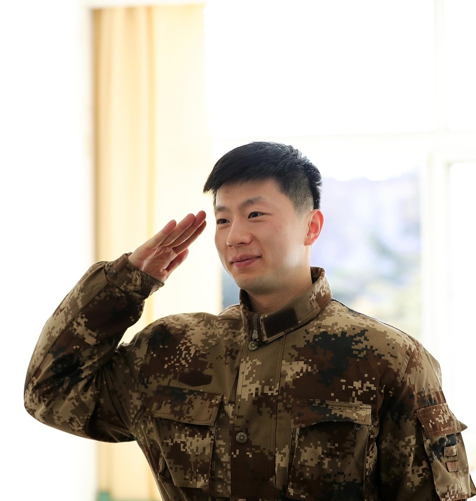 刘国梁带国乒队员军训,睡房简陋,伙食看上去很吸引