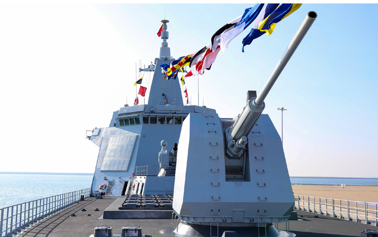 舰炮取消了炮口制退器,采用双路供弹系统,比052d单路供弹系统备弹更多