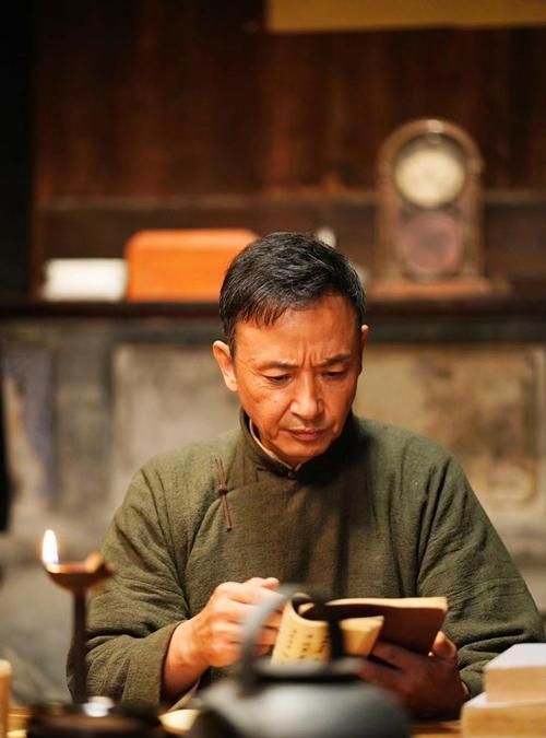 绝境铸剑央视热播侯长荣变身革命导师成全剧温暖存在