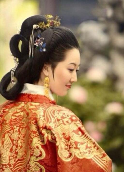 他离席到了外面后,却召来锦衣卫,命他们立即到徐府宣旨:徐达妻子谢氏"