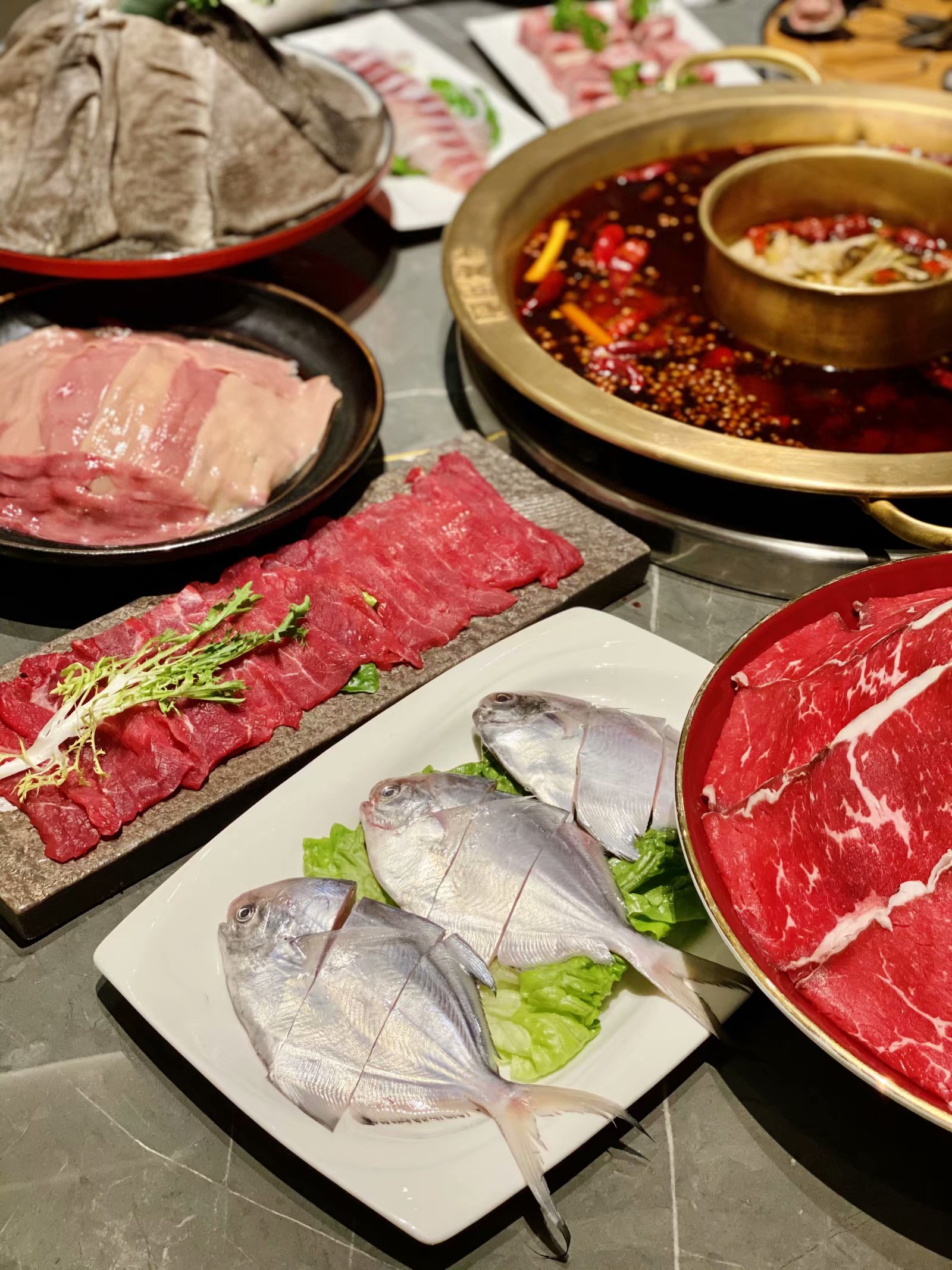 重庆夜景最美火锅店,这里的火锅很地道,这里的夜景很有feel