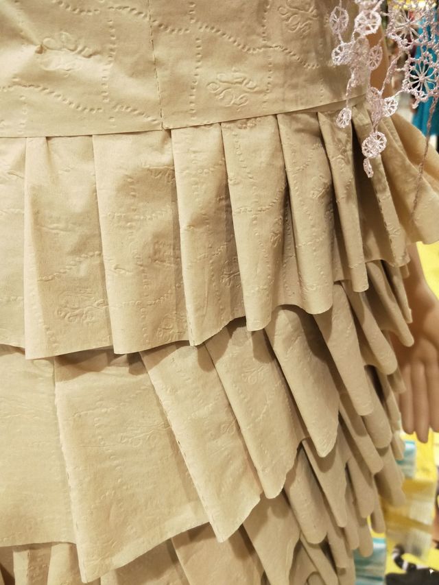 万能的超市大妈!给模特穿上卫生纸做的衣服