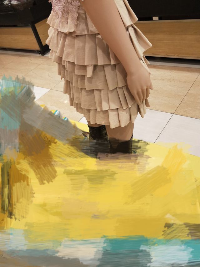 万能的超市大妈!给模特穿上卫生纸做的衣服