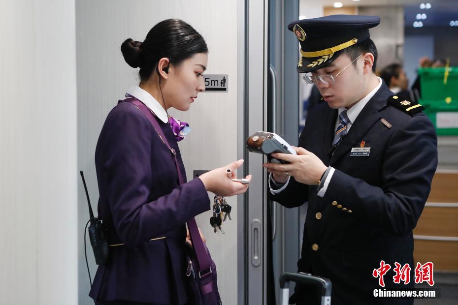 "00后"乘务员的首次春运"00后"乘务员的首次春运